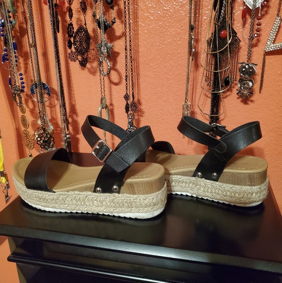 Soda Black sandals
